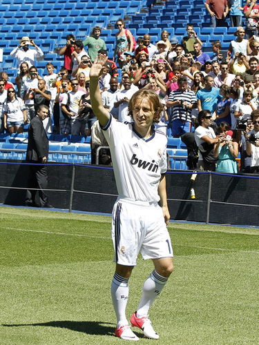 每体：巴萨有意摩纳哥边卫万德森，他的特点被认为和阿尔维斯相似