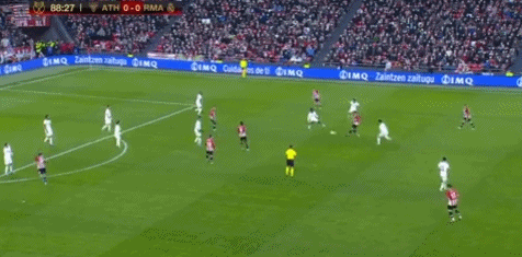 详解棒球规则中的打击干扰判定当打者的动作限制了捕手的接球空间